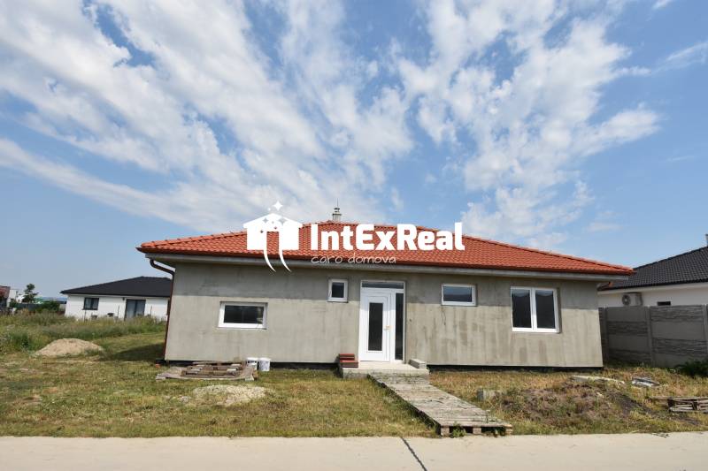 Už dokončený dom v holo, predaj aj na kľúč, Galanta, viac na: https://reality.intexreal.sk/