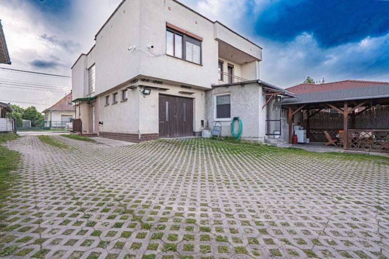 ALL INCLUSIVE I NA PREDAJ 5 IZBOVÝ RODINNÝ DOM, ÚP: 200 M2, PP: 798 M2 I 7 KM OD DS - LÚČ NA OSTROVE - BLÍZKO R7