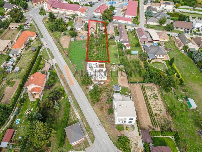 ALL INCLUSIVE | EXKLUZÍVNE NA PREDAJ POZEMOK ( 1314 M2) NA KTOROM JE POSTAVENÝ STARŠÍ DOM, PATA