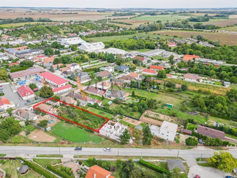 ALL INCLUSIVE | EXKLUZÍVNE NA PREDAJ POZEMOK ( 1314 M2) NA KTOROM JE POSTAVENÝ STARŠÍ DOM, PATA