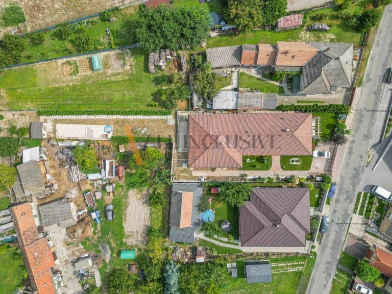 ALL INCLUSIVE | EXKLUZÍVNE NA PREDAJ POZEMOK ( 1314 M2) NA KTOROM JE POSTAVENÝ STARŠÍ DOM, PATA