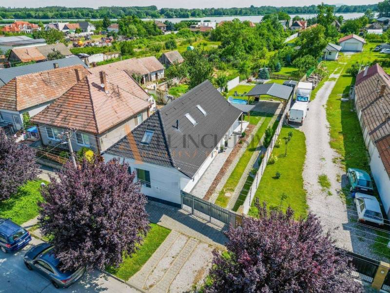 ALL INCLUSIVE REAL I 5 IZBOVÝ RD NA TAKMER 11 ÁROVOM POZEMKU NA PREDAJ - VÁHOVCE (OKR. GA)