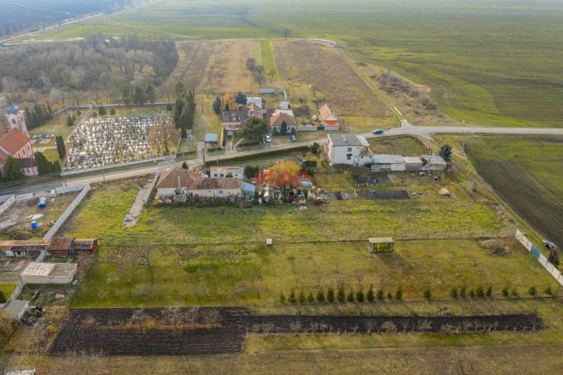 Kúpte si VEĽKÝ, SLNEČNÝ stavebný pozemok S POVOLENÍM a IS v Pavliciach