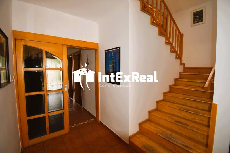 Pôvabný domov  v tíšku obce Veľké Úľany,  na predaj 7 izb. RD  , viac na: https://reality.intexreal.sk/