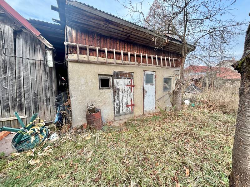 Dom s pozemkom a hosp. budovami