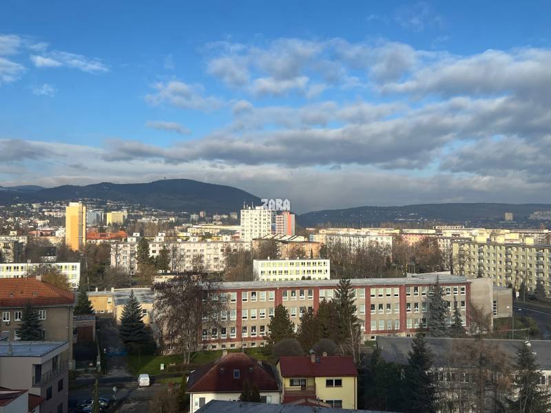 výhľad z medziposchodia spoločného schodiska