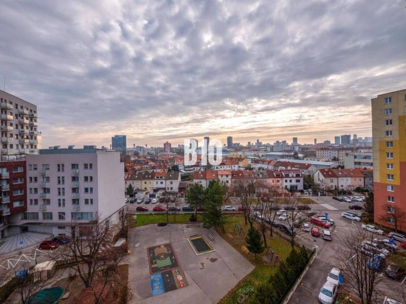 Bratislava - Nové Mesto 4-izbový byt prenájom reality Bratislava - Nové Mesto